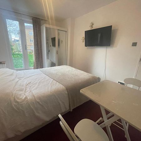 Room With King Size Bed And Shared Kitchen Raynes Park Exterior photo